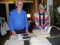 Versammlungsleiter Paul Filipponi und Schriftf&uuml;hrerin Angelika Manicke schauen sich alte Archivunterlagen an