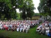 Rund 700 Zuh&ouml;rerInnen waren im Hammer Kurpark beim Open-Air-Konzert begeistert. Die Orchester aus Herringen und Bockum-H&ouml;vel traten gemeinsam mit cirka 40 Aktiven auf.